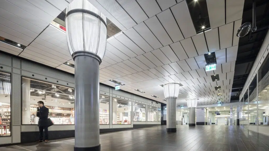 Custom glass installation / Amsterdam Centraal / Project