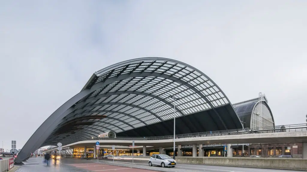 Custom glass installation / Amsterdam Centraal / Project