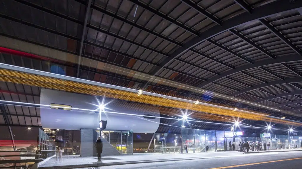 Custom glass installation / Amsterdam Centraal / Project